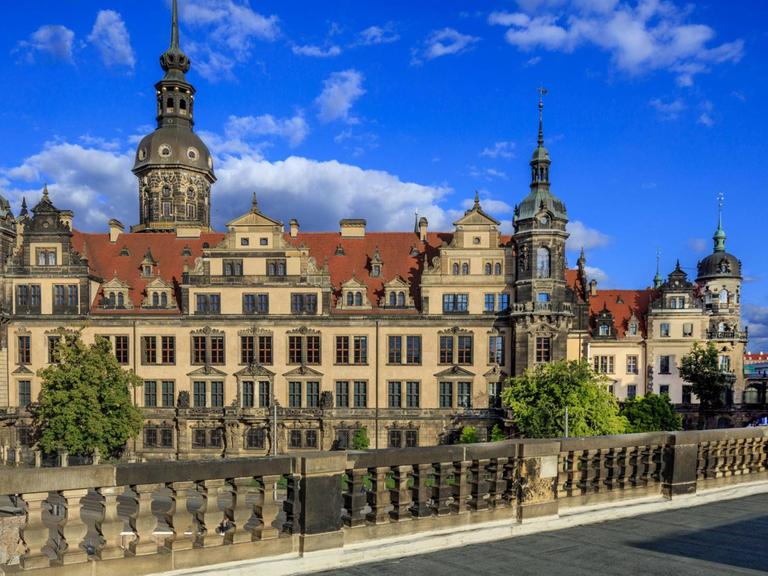 Das Residenzschloss Dresden zählte einst zu den prächtigsten und den bedeutendsten Schlossbauten der Renaissance in Deutschland. Seit 1485 war Dresden ständige Residenz sächsischer Kurfürsten und Könige. Die entscheidende, architektonische Prägung des Dresdner Residenzschlosses erfolgte zwischen 1548 und 1556. Es ist, über Umbau und Modernisierung im 20. Jahrhundert hinaus, noch heute eine Burg der Hochrenaissance. Das Residenzschloss ist heute Ursprungsort und Zentrum der Staatlichen Kunstsammlungen Dresden ist im Herzen der Altstadt. Nach der Zerstörung im Zweiten Weltkrieg wurde das Residenzschloss als Residenz der Kunst und Wissenschaft wieder aufgebaut. Zuerst kehrten das Münzkabinett und das Kupferstich-Kabinett in das Schloss zurück.