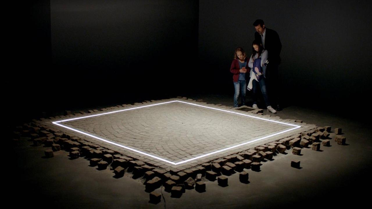 Ein leuchtendes, in den Boden eingelassenes Quadrat, das als Kunstwerk im Spielfilm "The Square" zu sehen ist