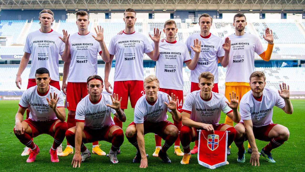 Die norwegischen Spieler tragen T-Shirts, auf denen die Menschenrechte eingefordert werden und zeigen die linke Hand als Symbol für die Menschenrechte.