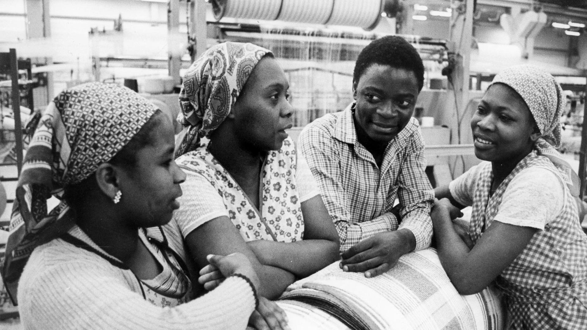 Junge Berufsauszubildende aus Mosambik in der Textilproduktionshalle beim VEB Frottana Großschönau, 1983