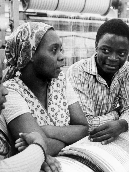 Junge Berufsauszubildende aus Mosambik in der Textilproduktionshalle beim VEB Frottana Großschönau, 1983