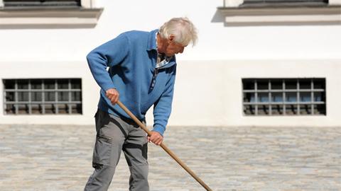 Um im Alter genügend Geld zur Verfügung zu haben, arbeiten Senioren auch im Ruhestand weiter.
