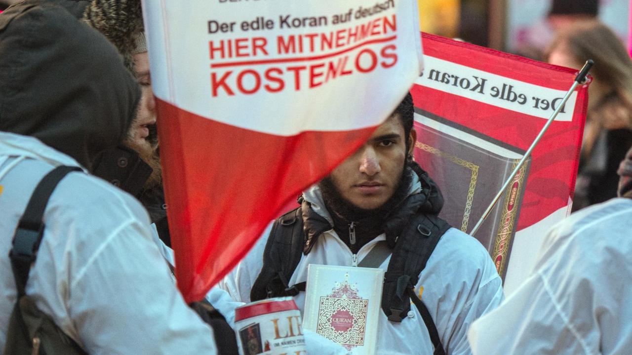 Mit einem Plakat auf dem Rücken versucht ein Teilnehmer der Koran-Verteilaktion "Lies" auf der Zeil in Frankfurt am Main (Hessen) die Aufmerksamkeit auf sich zu ziehen.