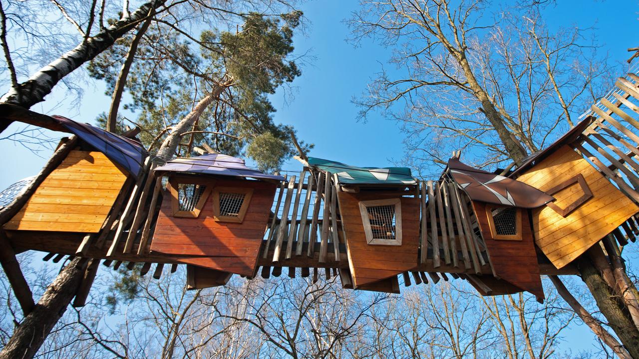 Baumhäuser im Abenteuerfreizeitpark "Kulturinsel Einsiedel" im ostsächsischen Zentendorf