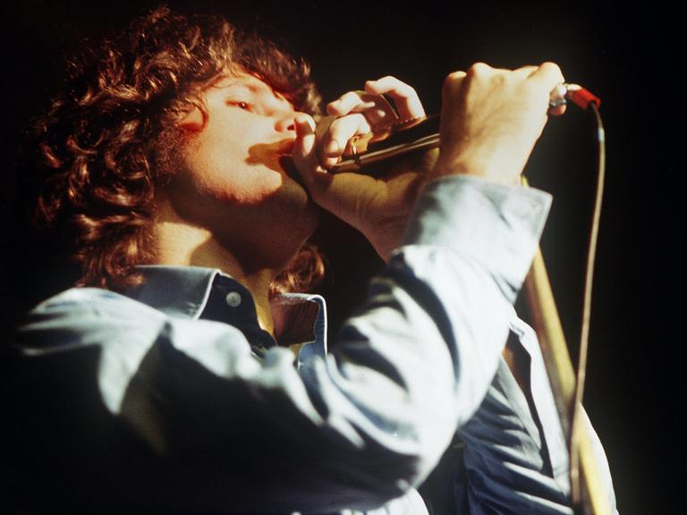 Undatierte Aufnahme von Jim Morrison während eines Auftritts von The Doors.