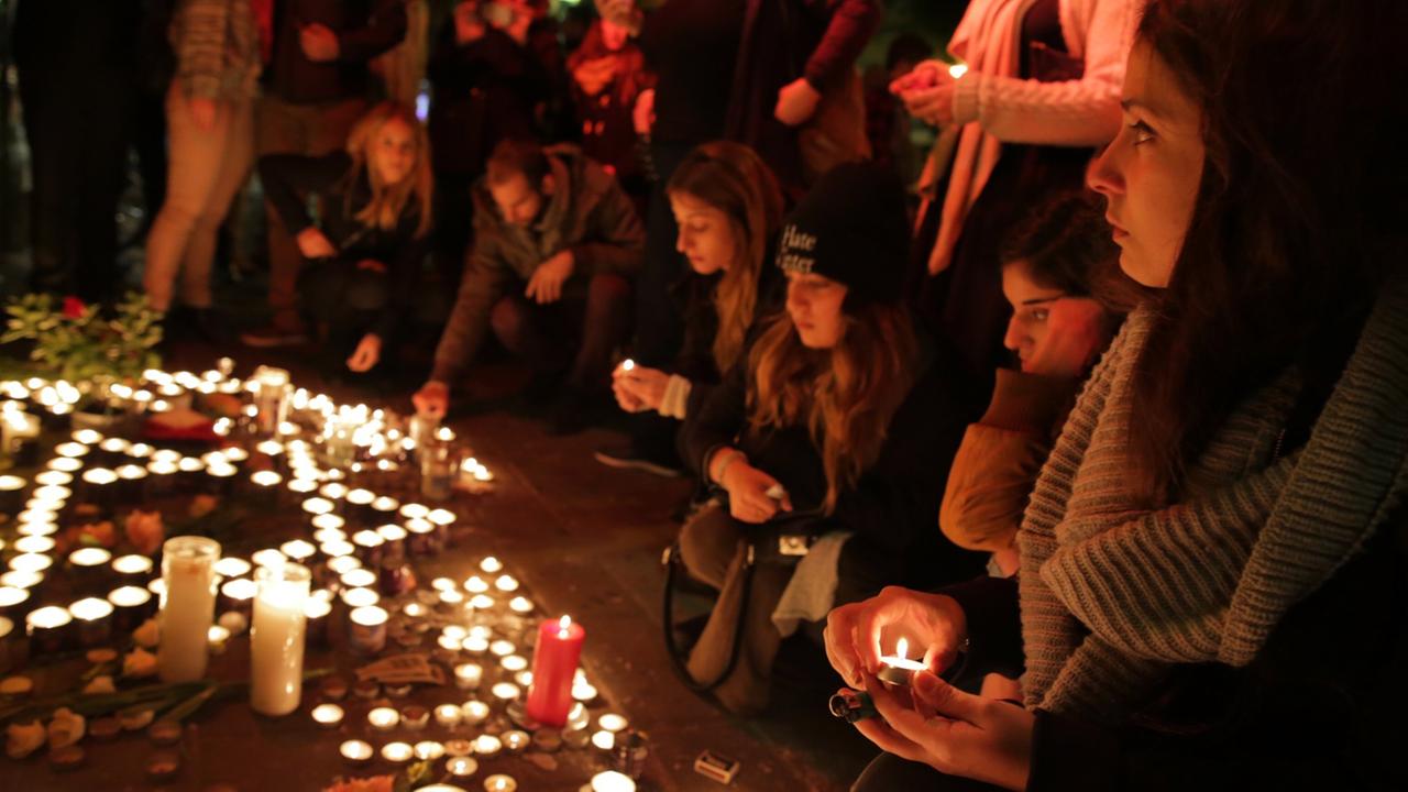 Kerzen für die Opfer: Die Menschen in Tel Aviv trauern um die zwei bei einem Attentat im Januar 2016 auf eine Bar verstorbenen Menschen.