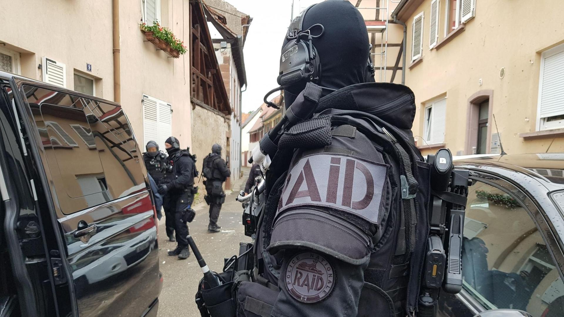 Spezialkräfte der französischen Polizei bei einem Einsatz.