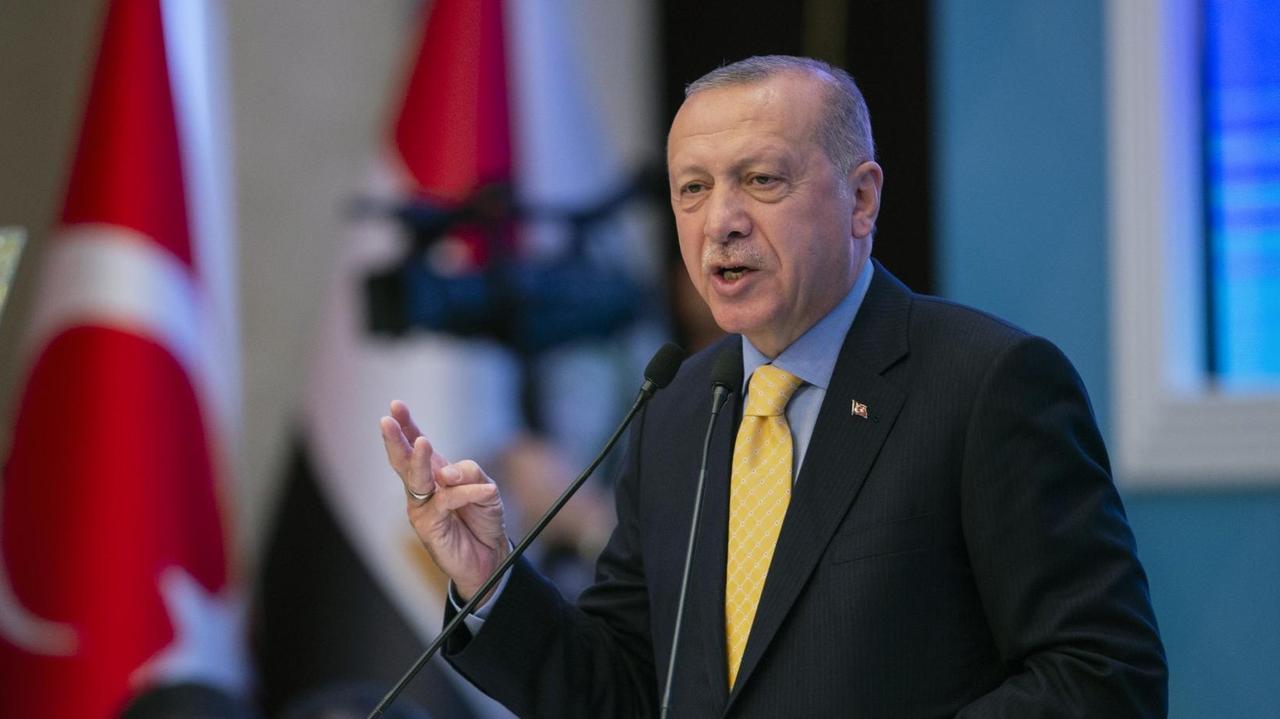 Der türkische Präsident Erdogan steht am Redepult und spricht zu den Konferenzteilnehmern.