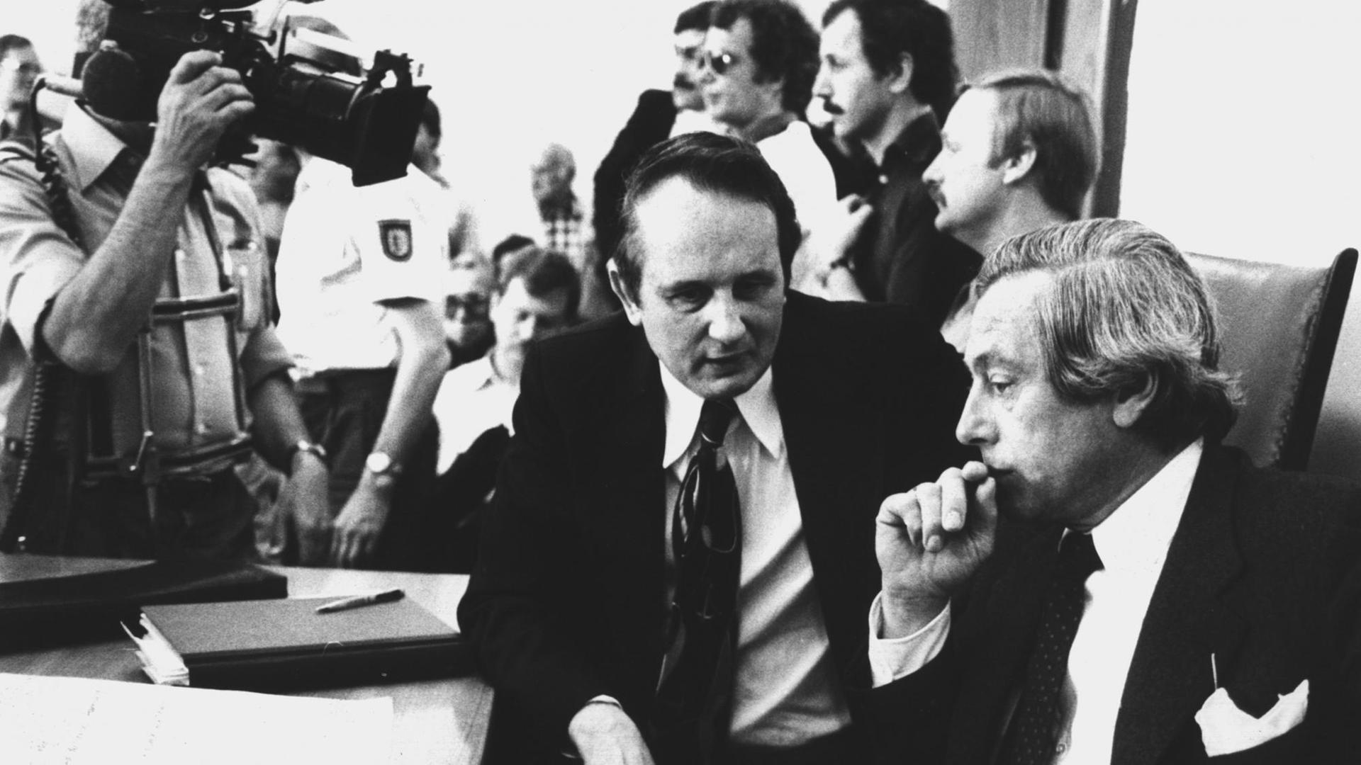 Der Schriftsteller Rolf Hochhuth (li.) mit Rechtsanwalt Heinrich Senfft (re.) vor der Urteilsverkündung in der Filbinger-Affäre 1978