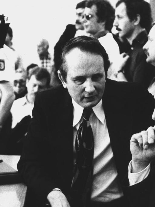 Der Schriftsteller Rolf Hochhuth (li.) mit Rechtsanwalt Heinrich Senfft (re.) vor der Urteilsverkündung in der Filbinger-Affäre 1978