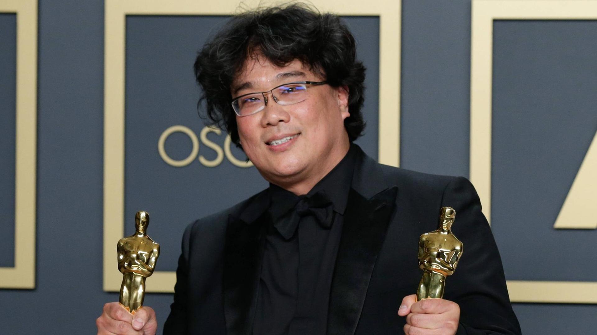 Regisseur Bong Joon-ho, jubelt mit zwei Oscars in den Händen