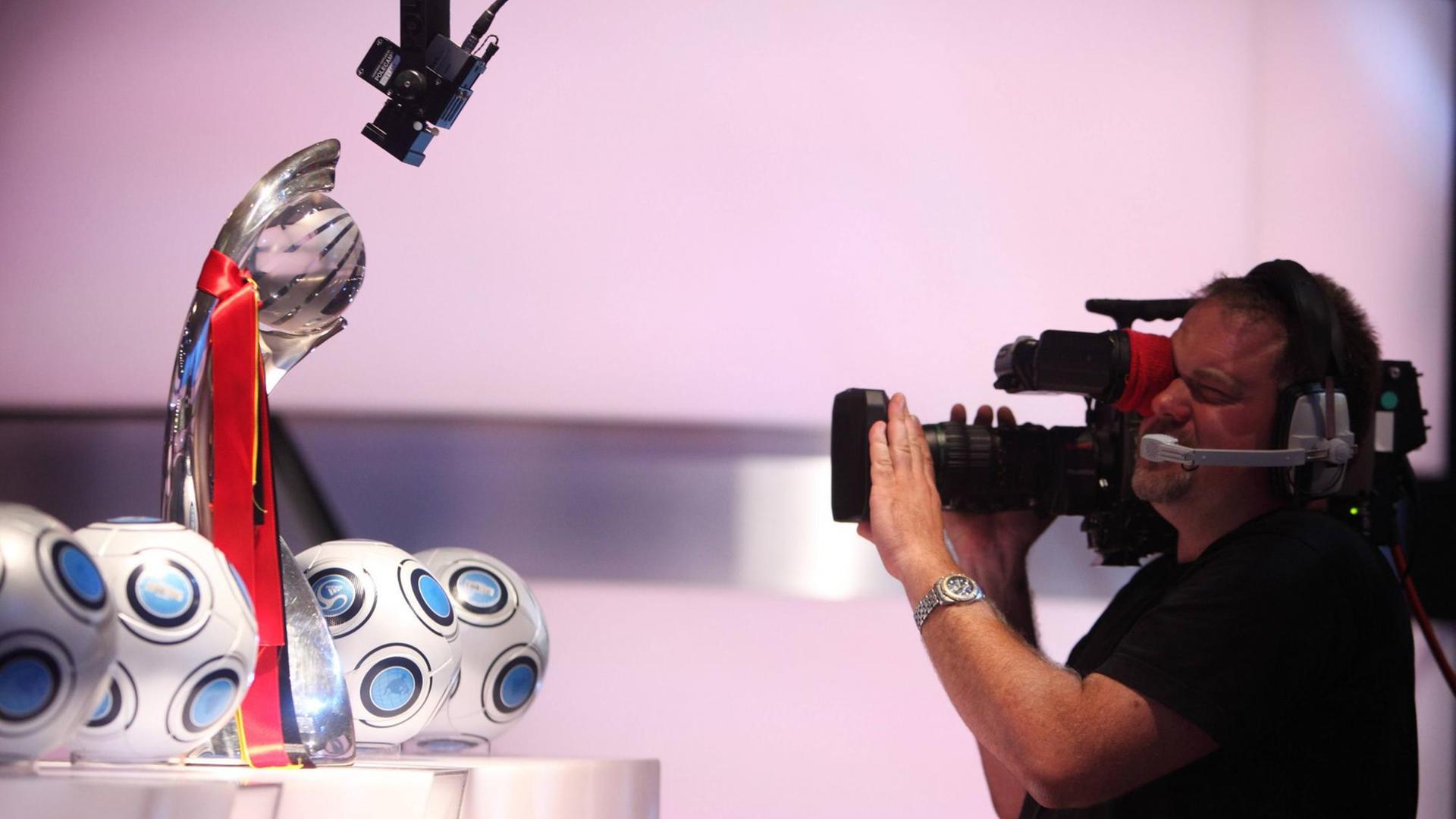Der EM-Pokal wird im aktuelle Sport Studio von einem Kameramann gefilmt