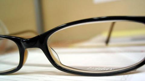 Eine Laserbehandlung kann eine Brille oder Kontaktlinsen überflüssig machen.
