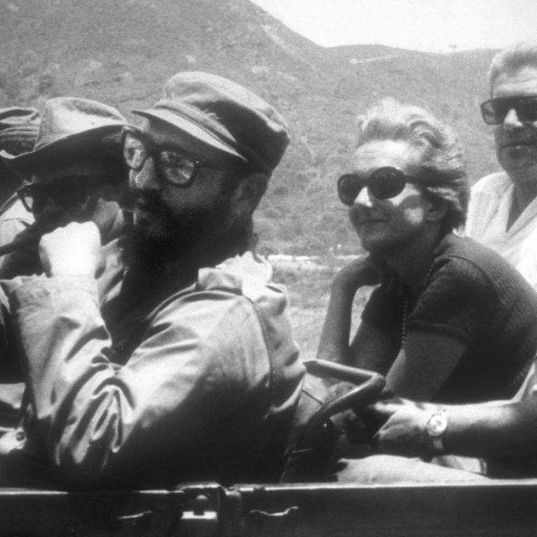 Die italienische Journalistin Rossana Rossanda in einem Pkw mit Fidel Castro am Steuer, 1967 in Kuba