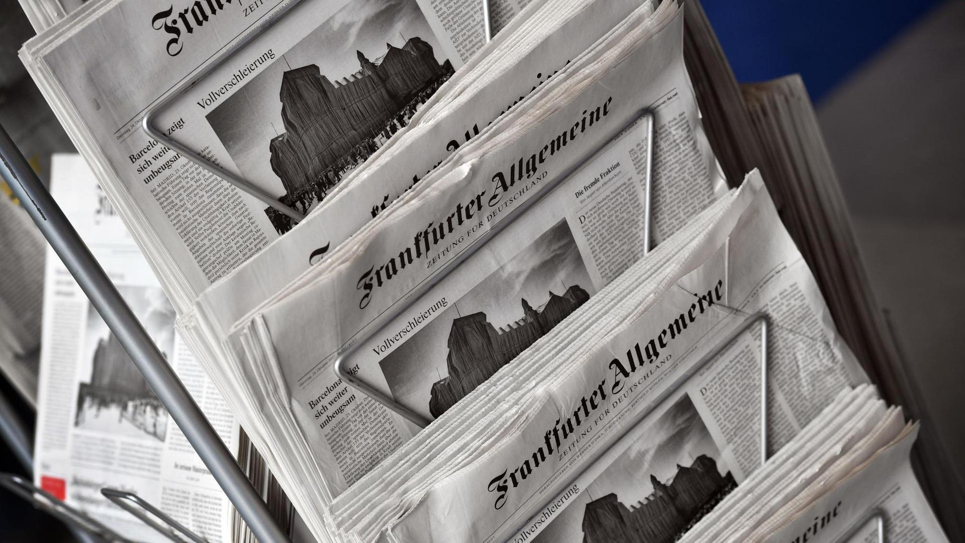 In einem Zeitungsständer sind mehrere Zeitungen der "Frankfuter Allgemeinen" zu sehen.