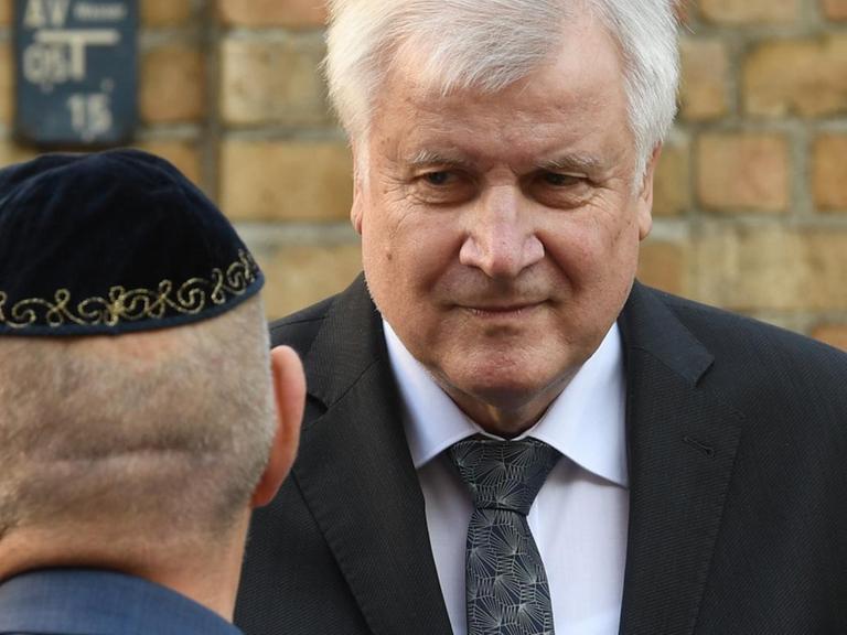 Bundesinnenminister Horst Seehofer (CSU) mit einem Vertreter der jüdischen Gemeinde.