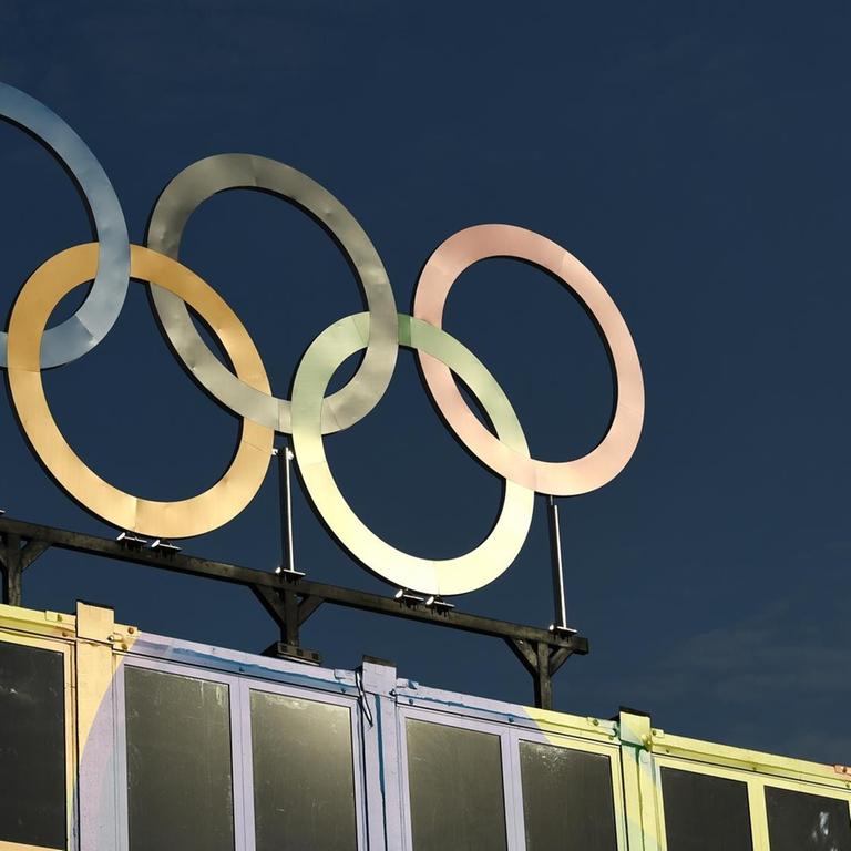 A view of the Olympic rings overlooking the Beach Volley Arena in Rio de Janeiro during the women's beach volleyball qualifying match between Brazil and the Czech Republic on August 6, 2016, for the Rio 2016 Olympic Games. / AFP PHOTO / Leon NEAL