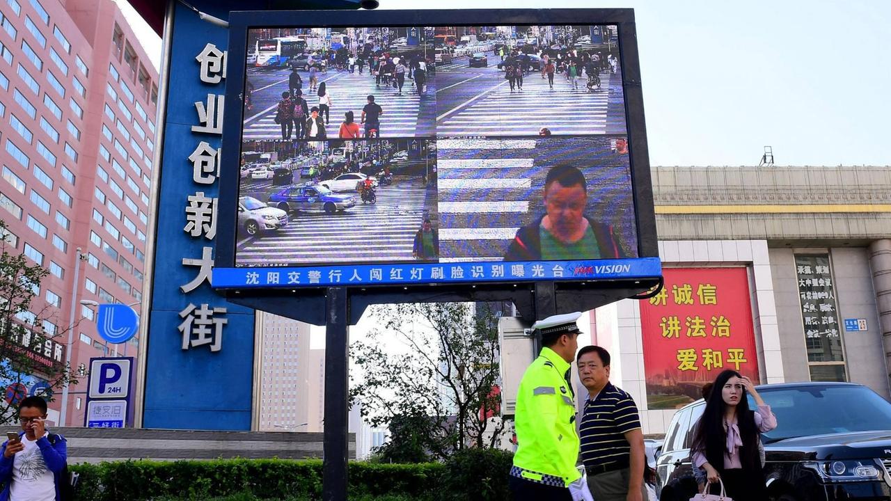 Gesichtserkennung mit Kameras in China, um Passanten von der unerlaubten Überquerung bei Rot abzuhalten.