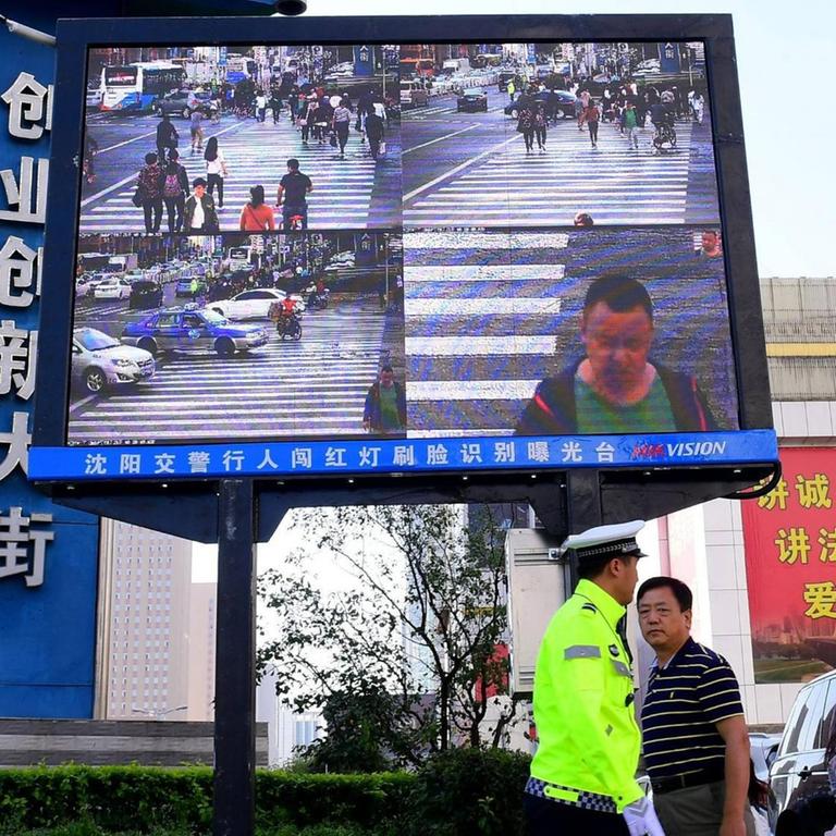 Gesichtserkennung mit Kameras in China, um Passanten von der unerlaubten Überquerung bei Rot abzuhalten.