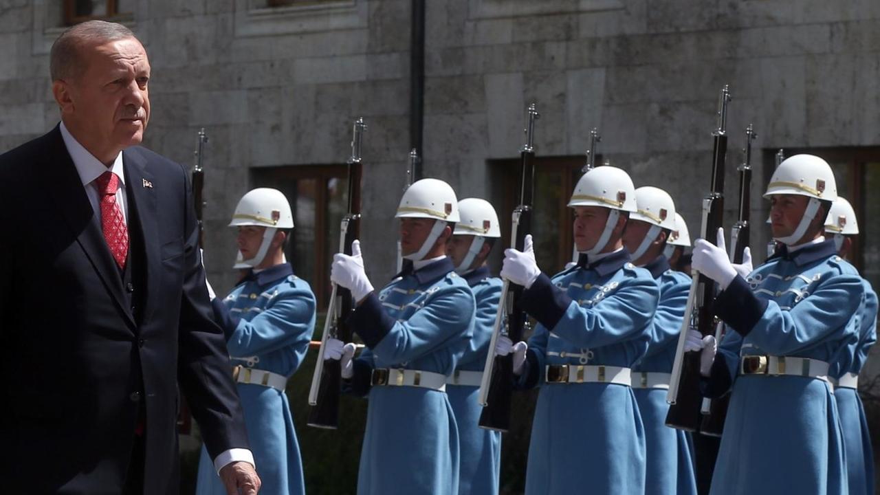 Der türkische Präsident Recep Tayyip Erdogan geht im April 2019 an einer Ehrengarde in hellblauen Uniformen vorbei.