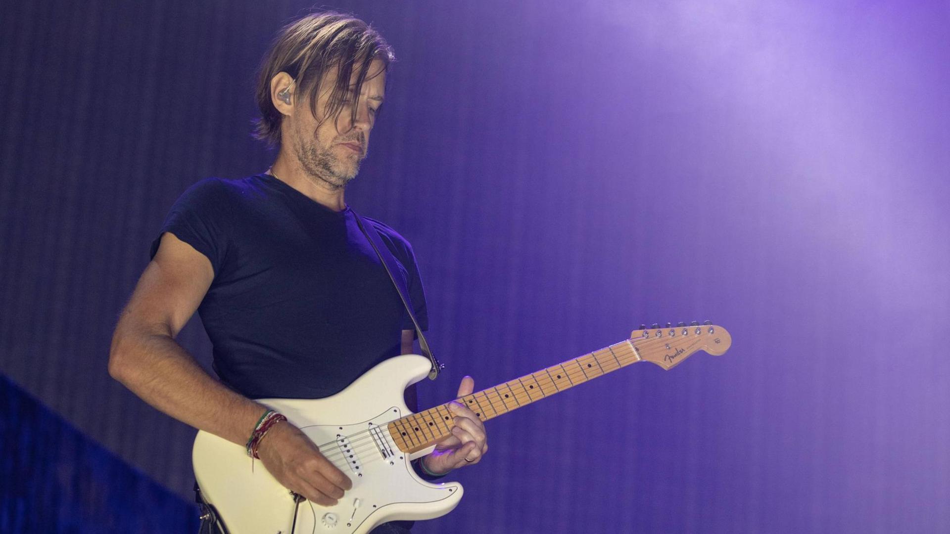Der Gitarrist Ed O'Brien steht 2018 auf der Bühne beim US-Tourauftakt seiner Band Radiohead in Chicago.
