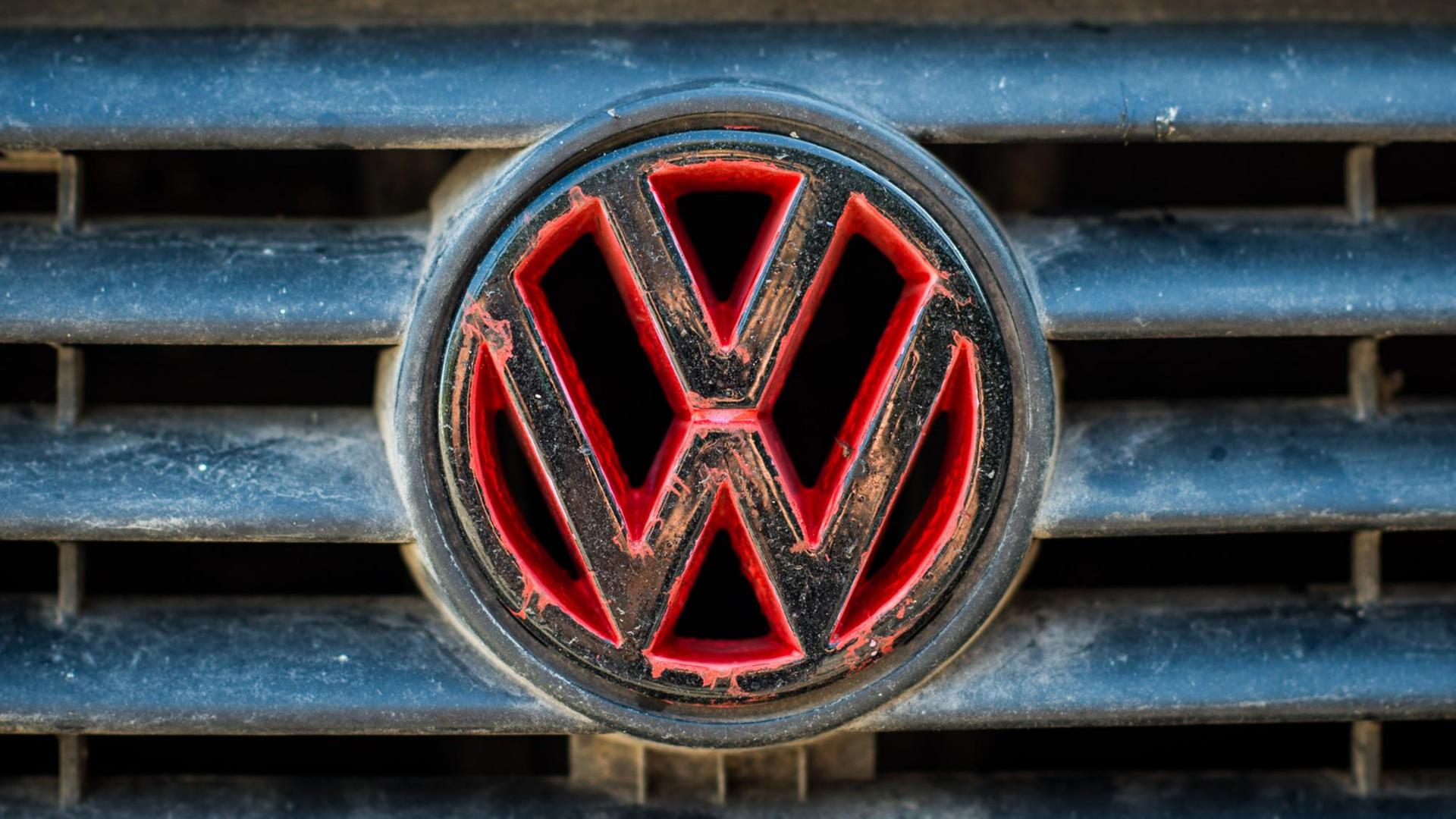 Das Volkswagen Logo auf einem VW Golf vor dem VW Werk in Wolfsburg