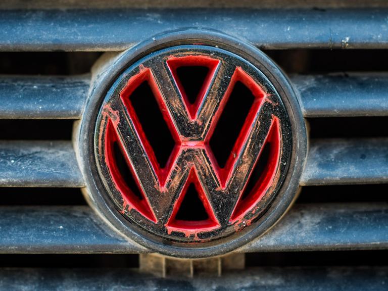 Das Volkswagen Logo auf einem VW Golf vor dem VW Werk in Wolfsburg