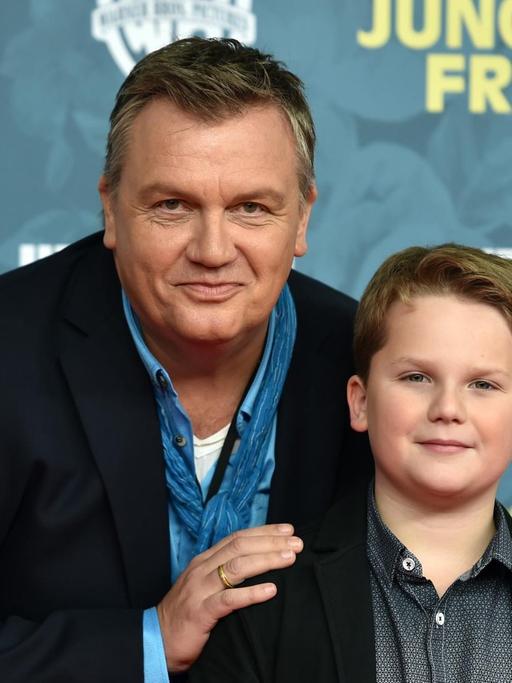 Bei der Premiere des Filmes "Der Junge muss an die frische Luft" steht Kinderdarsteller Julius Weckauf (r.), der den jungen Hape spielt, neben dem berühmten Entertainer.