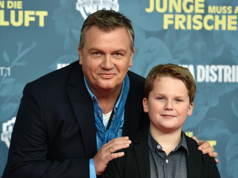 Bei der Premiere des Filmes "Der Junge muss an die frische Luft" steht Kinderdarsteller Julius Weckauf (r.), der den jungen Hape spielt, neben dem berühmten Entertainer.