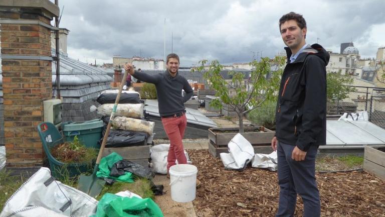 Der Agrarwissschaftler Baptiste Grard und sein Kollege Antoine Juvin im Garten auf dem Dach ihrer Hochschule