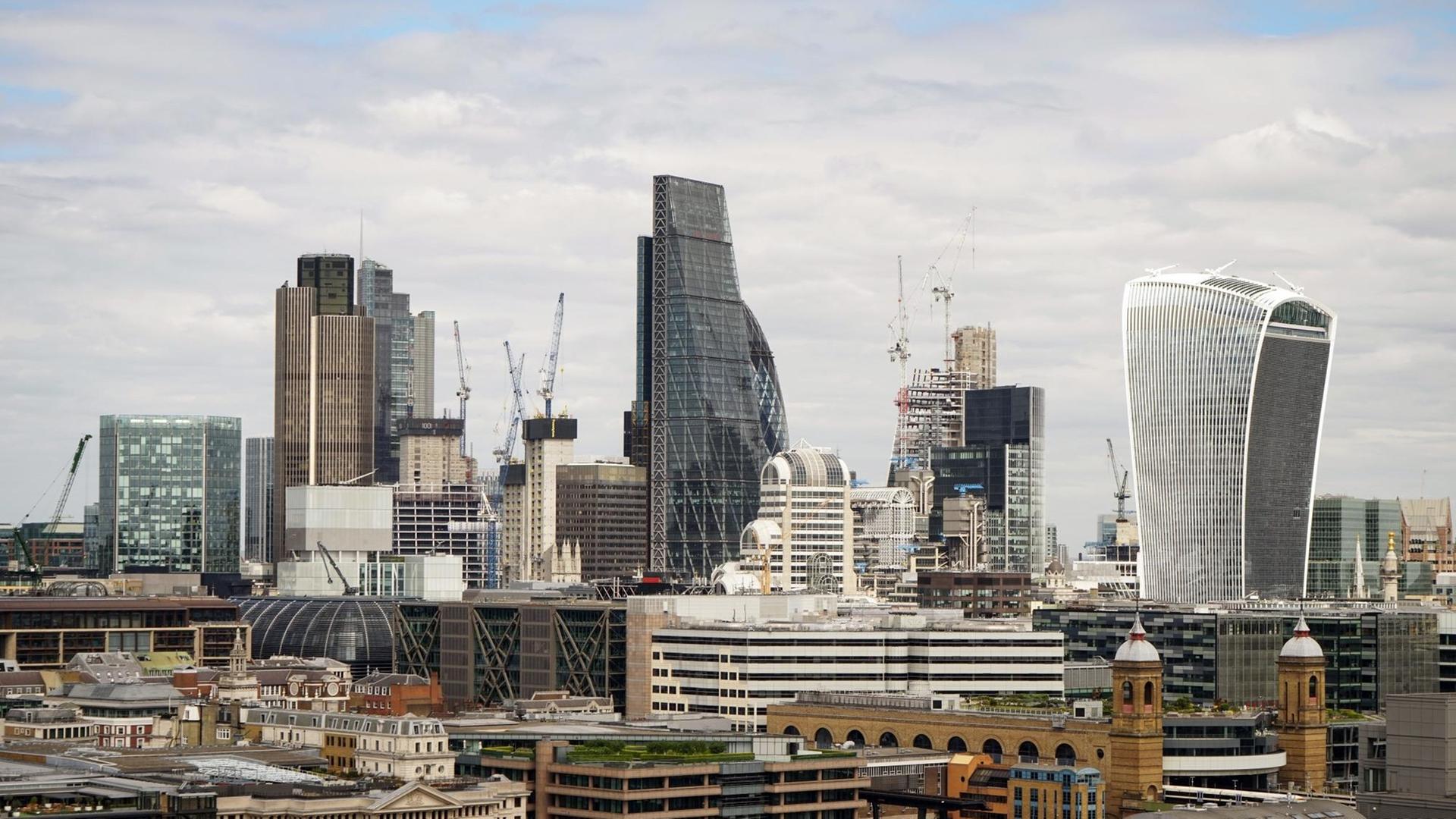 Die Skyline des Londoner Finanzzentrums "The City" - gesehen von der Tate Modern.