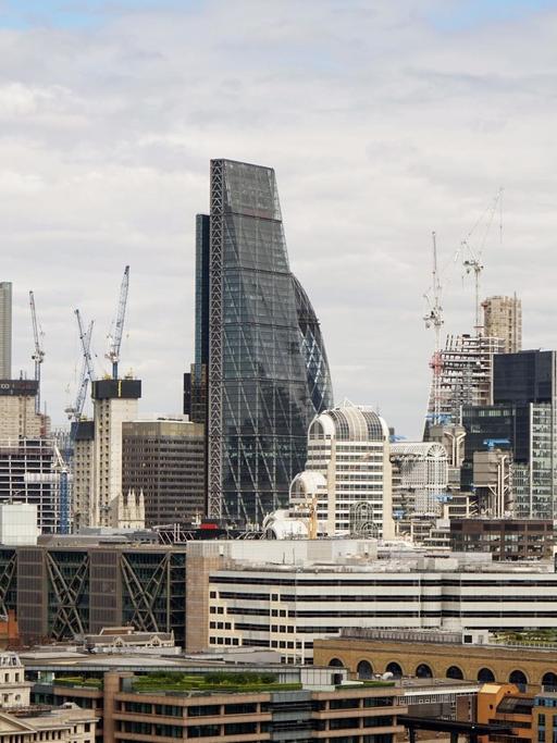 Die Skyline des Londoner Finanzzentrums "The City" - gesehen von der Tate Modern.