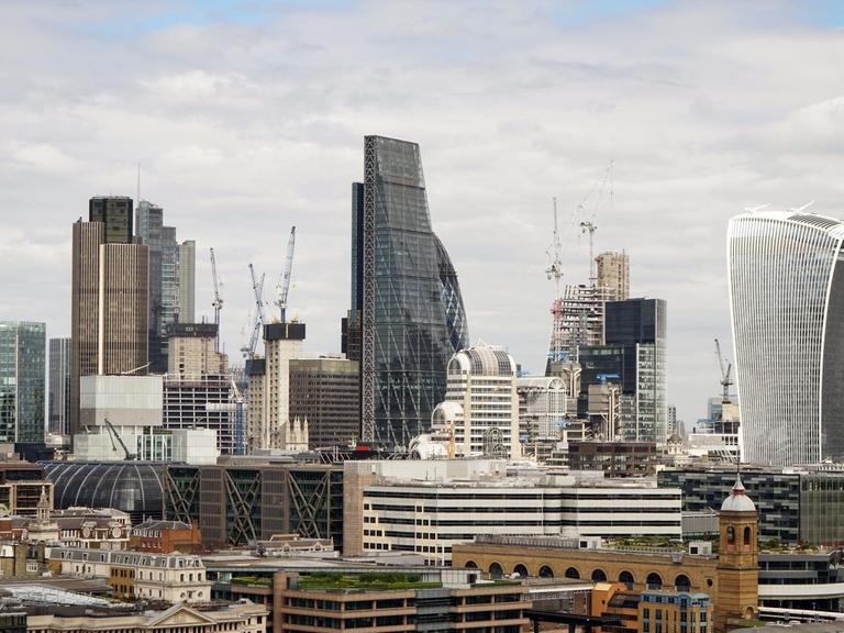 Die Skyline des Londoner Finanzzentrums "The City" - gesehen von der Tate Modern.