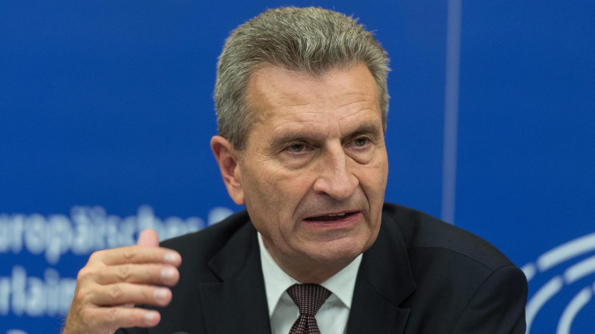 Günther Oettinger spricht bei einer Pressekonferenz in Straßburg