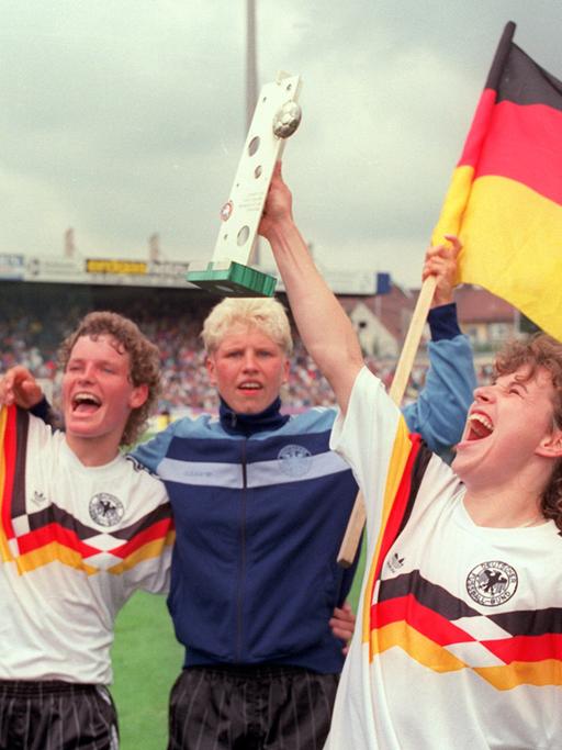 Deutsche Spielerinnen jubeln nach dem Endspiel der 3. Europameisterschaft durch ein 4:1 gegen Norwegen.