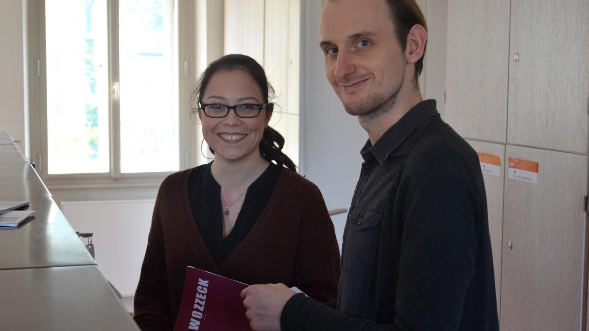 Die Studentin Katharina Schellenberg und der wissenschaftliche Mitarbeiter Sid Wolters-Tiedge. Sie kümmern sich um die große Sammlung von Programmheften, die beim fimt lagern.