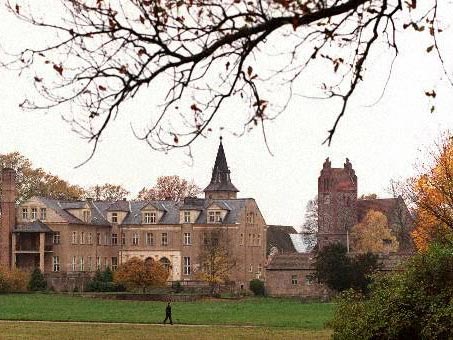 Blick auf das Gutshaus und die Dorfkirche in Liebenberg im brandenburgischen Oberhavelland