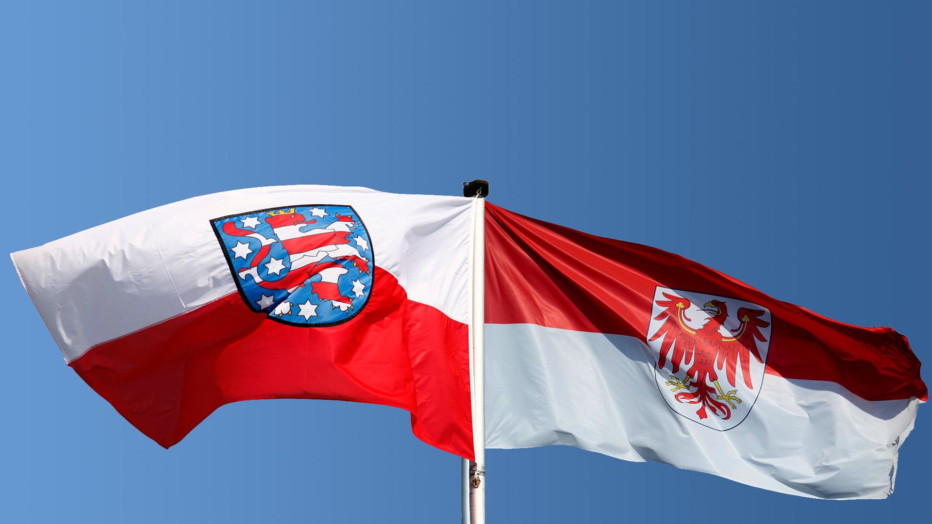 Die Landesflaggen von Thüringen und Brandenburg wehen in dieser Collage an einem Fahnenmast.