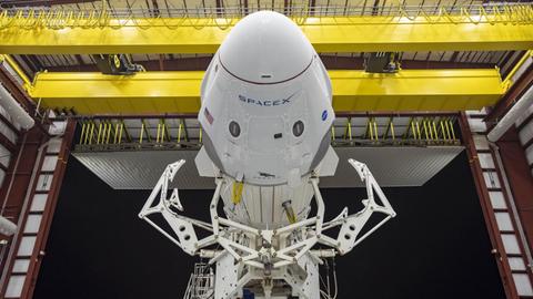 Eine Falcon-9-Rakete des kalifornischen Raumfahrtunternehmens SpaceX soll die beiden Astronauten an Bord zur Internationalen Raumstation ISS fliegen.