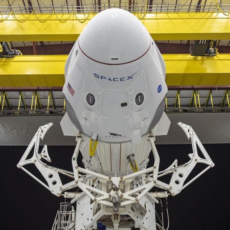 Eine Falcon-9-Rakete des kalifornischen Raumfahrtunternehmens SpaceX soll die beiden Astronauten an Bord zur Internationalen Raumstation ISS fliegen.