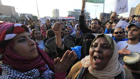 Demonstranten auf dem zentralen Tahrir-Platz in Kairo fordern den Rücktritt von Präsident Mubarak.