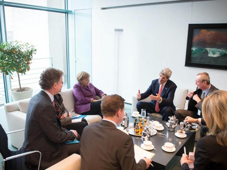 Bundeskanzlerin Angela Merkel empfängt John Kerry, Außenminister der USA (hinten M.), zu einem Gespräch im Bundeskanzleramt (hinten r.: Philip D. Murphy, Botschafter der USA; vorn l.: Christoph Heusgen, außenpolitischer Berater der Bundeskanzlerin; M.: Steffen Seibert, Sprecher der Bundesregierung; Bild i.H.: "Brecher" von Emil Nolde).