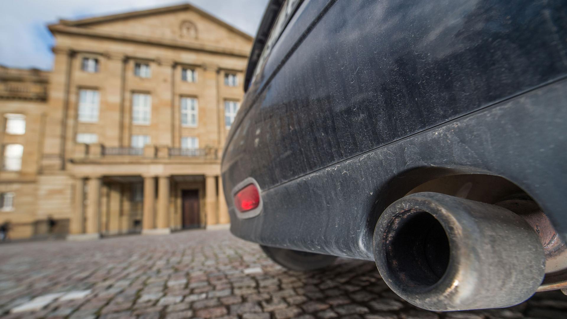 Ein Auto mit dreckiger Stoßstange steht am 24.02.2017 vor dem Gelände des Staatstheaters in Stuttgart (Baden-Württemberg). Die Stadt Stuttgart will ein Fahrverbot von älteren Dieselfahrzeugen im Stadtgebiet prüfen.