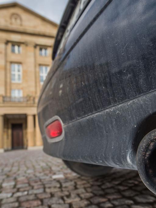 Ein Auto mit dreckiger Stoßstange steht am 24.02.2017 vor dem Gelände des Staatstheaters in Stuttgart (Baden-Württemberg). Die Stadt Stuttgart will ein Fahrverbot von älteren Dieselfahrzeugen im Stadtgebiet prüfen.