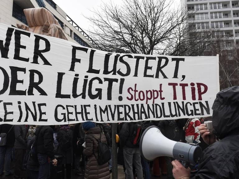 Proteste gegen TTIP - Gegner kritisieren intransparente Verhandlungen über das Freihandelsabkommen zwischen EU und USA.