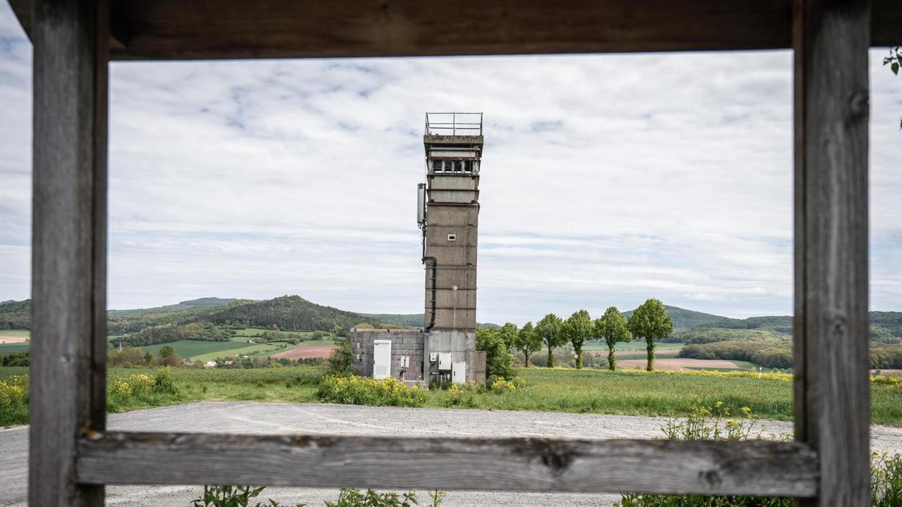 Thüringen, Buttlar: Ein alter DDR-Grenzturm, der heute auch als Mobilfunkmast dient.