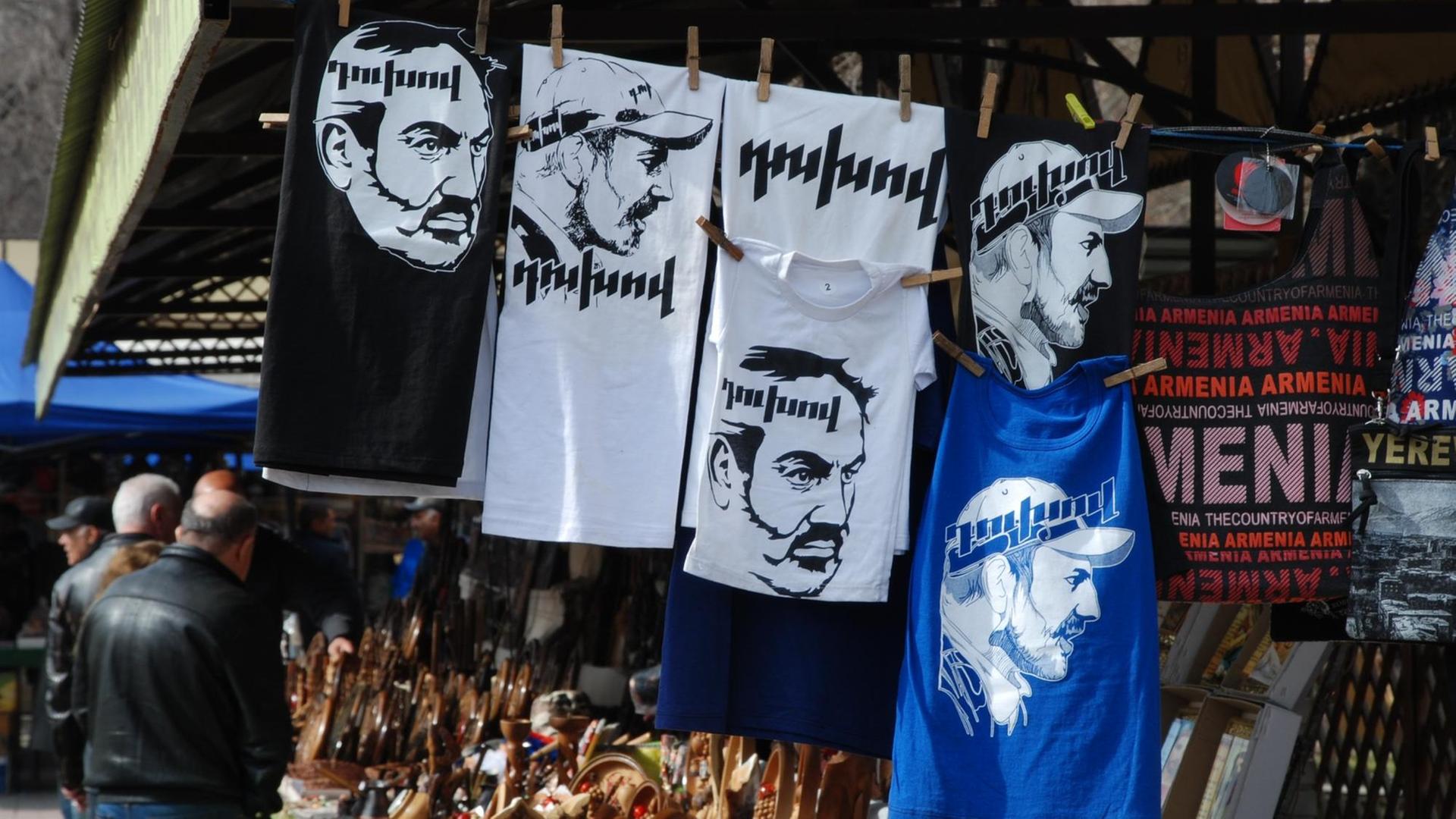 T-Shirts mit dem Bild des Revolutionsführers Nikol Paschinjan