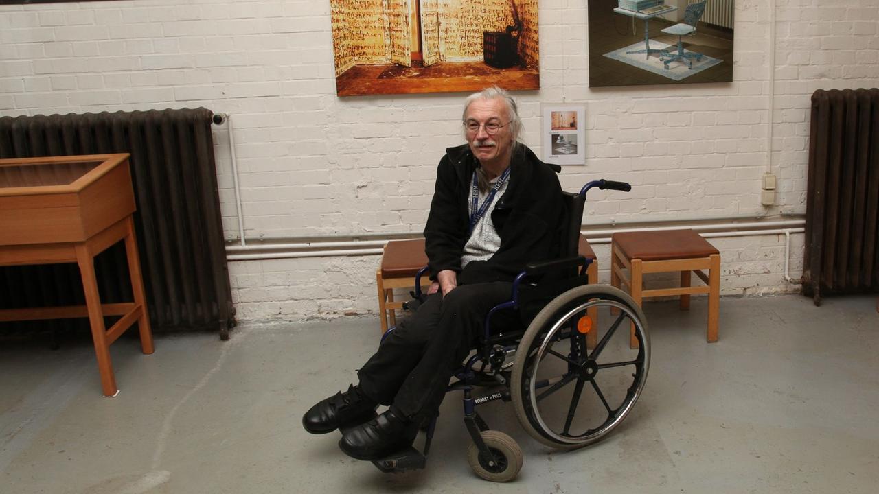 Karl-Heinz Pantke sitzt in einem Rollstuhl.
