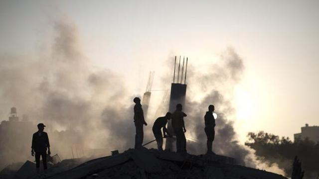 Männer in Gaza-Stadt besichtigen die Trümmer eines Hauses nach einem israelischen Luftangriff. Nach massivem Raketenbeschuss aus dem Gazastreifen hat Israel in der Nacht zuvor eine Luftoffensive gestartet
