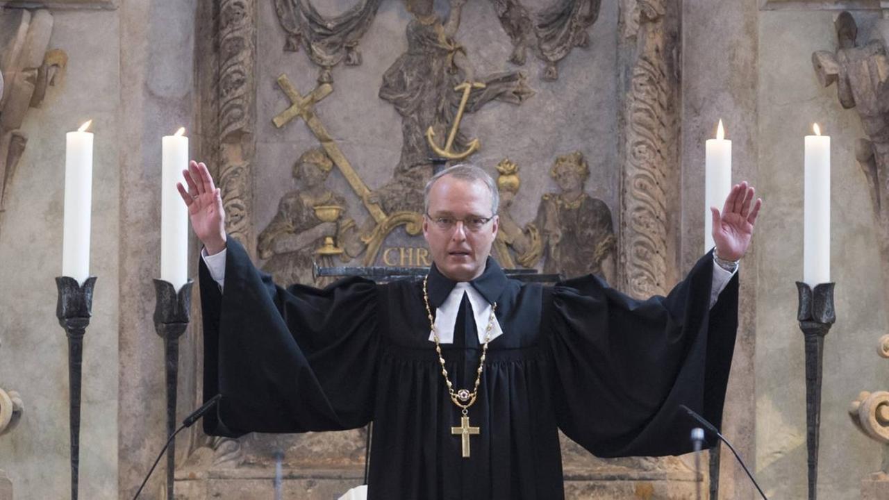 Der sächsische Landesbischof Carsten Rentzing in der barocken Dresdner Frauenkirche bei einem Festgottesdienst zum zehnjährigen Wiederaufbau.